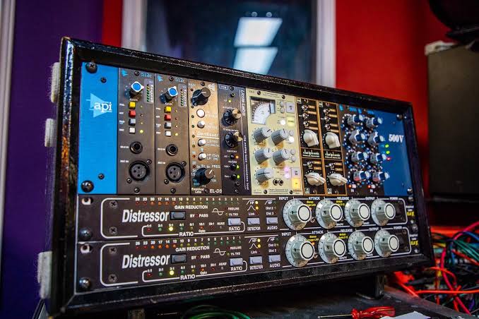 Imagen de un rack de sonido representando qué es un compresor de audio.